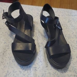 Blacl strapped Sandlas